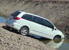 Mujer olvida su celular, baja de su camioneta y termina lesionada tras caer la unidad a un dren en Los Mochis