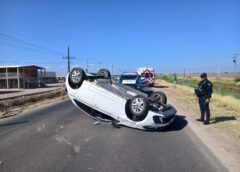Aparatosa volcadura deja dos lesionados en Ruiz Cortines, Guasave