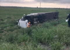 Conductor de tráiler se queda dormido y termina fuera de la carretera en Guasave