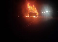 Camioneta arde en llamas y queda completamente calcinada en la carretera a Palos Blancos, Guasave
