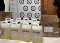 Aseguran 40 litros de presunta metanfetamina en empresa de paquetería de Los Mochis