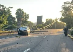 Muere taxista tras impactarse contra un poste en la curva de Los Vázquez, en Navolato