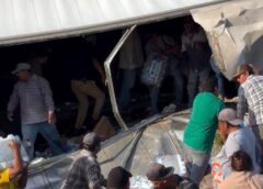 Rapiña tras volcadura de tráiler cargado con agua en la México 15; hay un hombre lesionado