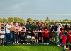 Alberto “El Capy” Rivera encabeza inauguración de canchas de futbol con pasto sintético en La Reforma