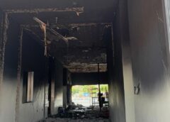Incendio en congeladora en construcción moviliza a Bomberos en Topolobampo; fuego deja severos daños