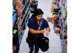 “Lady Shampoo”: captan a mujer presuntamente robando mercancía en tienda de Los Mochis