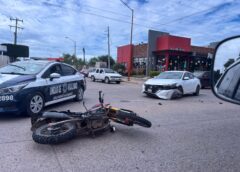 Choque entre automóvil y motocicleta provoca tráfico lento en Guamúchil