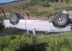 Adulto mayor vuelca su camioneta dentro de un canal de riego en Guasave