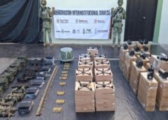 Aseguran 48 drones, uniformes tácticos y equipo balístico en Rosario, Sinaloa