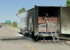 Se incendia caja de tráiler que transportaba leche evaporada en El Diez, Culiacán